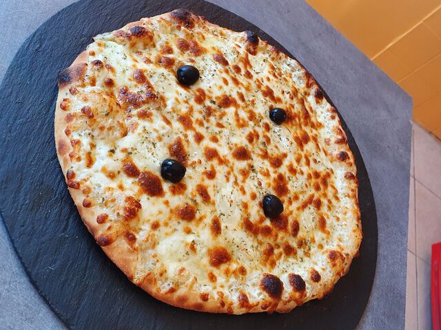 LA CABÈC:
Base crème, mozzarella, cabécou, origan, olives, miel.