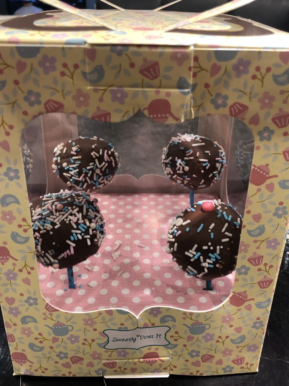 Cake pop à la vanille enrobé de chocolat au lait ! Parfait pour vos fêtes d'anniversaire , les enfants adorent!