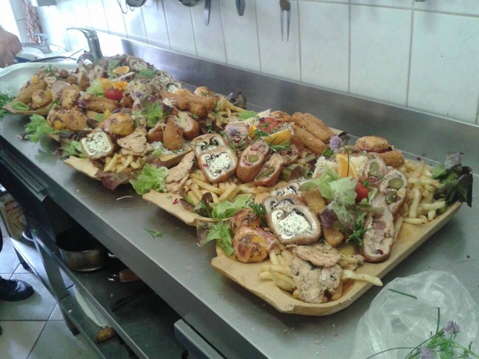 Ízelítő sültestálainkból, kiszállításra is!