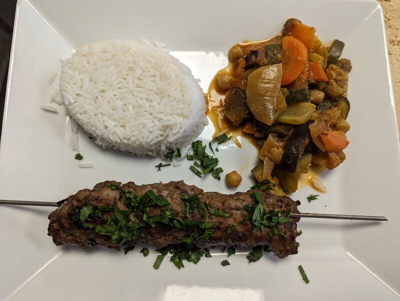 Brochette kefta, légumes à l'orientale et riz 