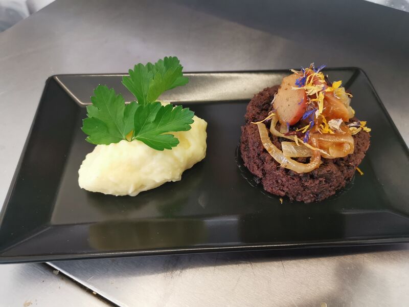 Tote Oma - Blutwurst mit Kartoffelpüree und Zwiebel-Apfel Gemüse 