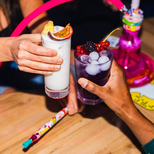 Une belle soirée commence toujours avec des potes et des bons cocktails 💕