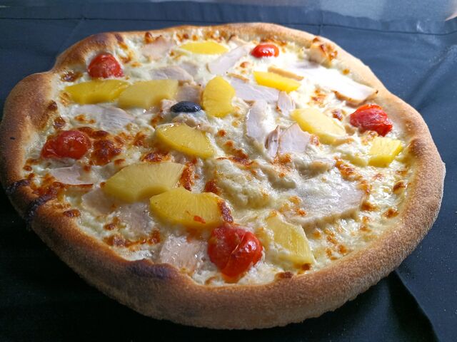 L'hawaienne,base tomate,Mozzarella,poulet cuit,annanas,tomates cerises,sauce curry. 13.50€