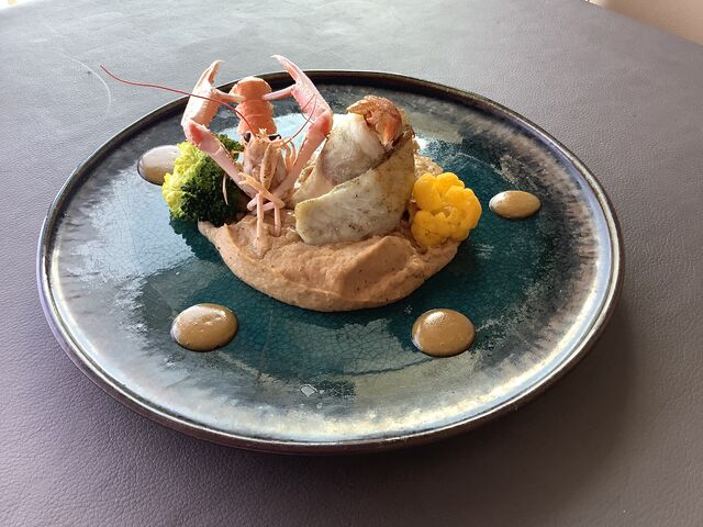 Duo de filet de bar langoustines rôties sauce sashimi Purée de chou fleurs fumée