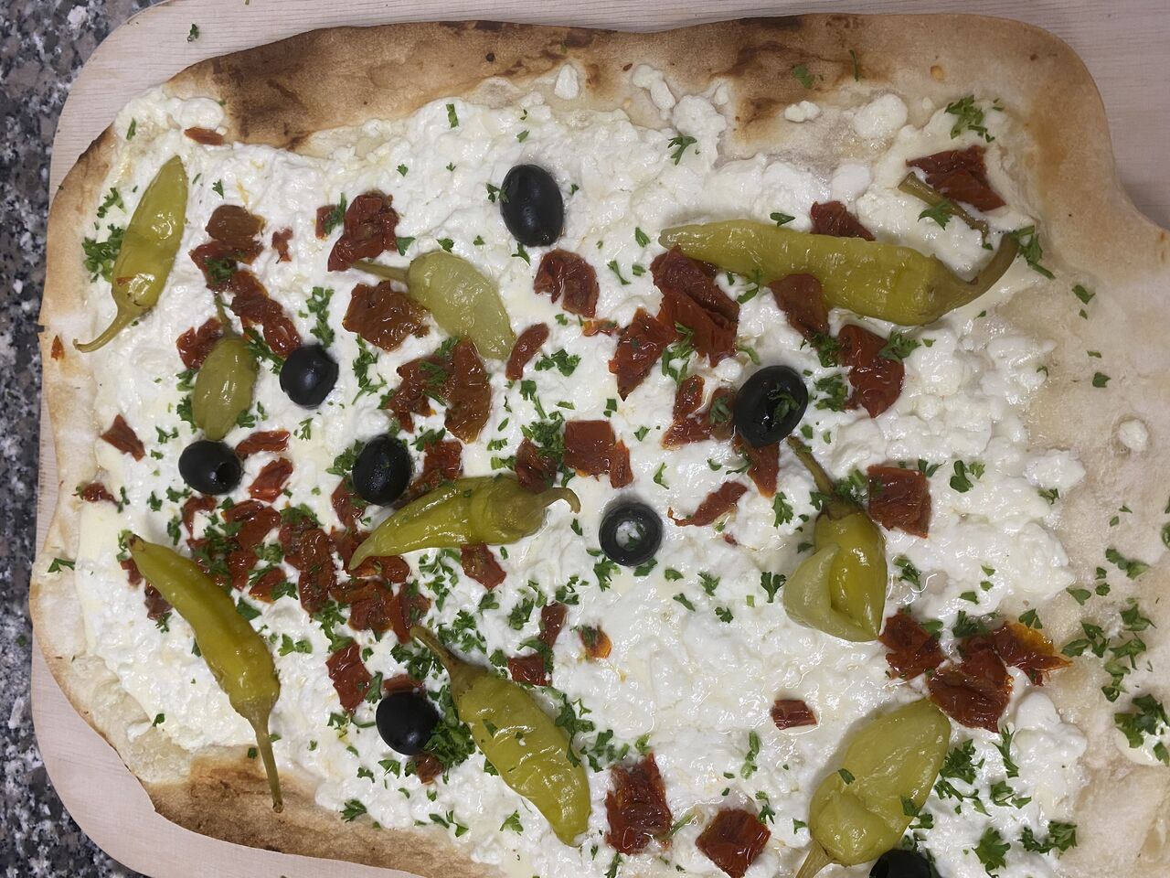 Schafskäse- getrockneten Tomaten- Pepperoni-Obiven-Knoblauch-Flammkuchen