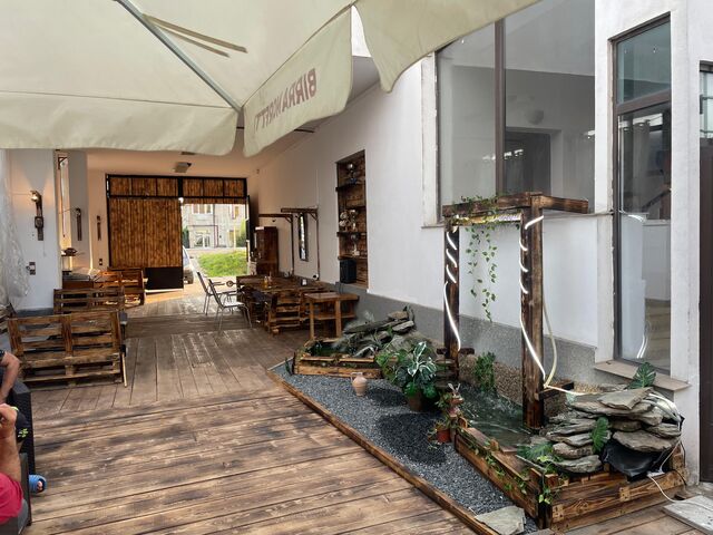 Terasa, deschisa doar Vara