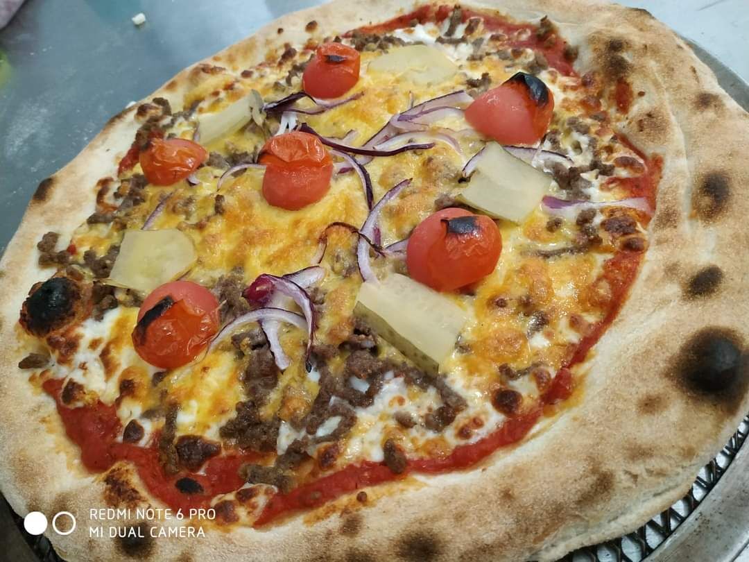 burger 11€base tomate / mozzarella / viande hachée / cheddar / cornichons / tomates cerises / oignons rouges 