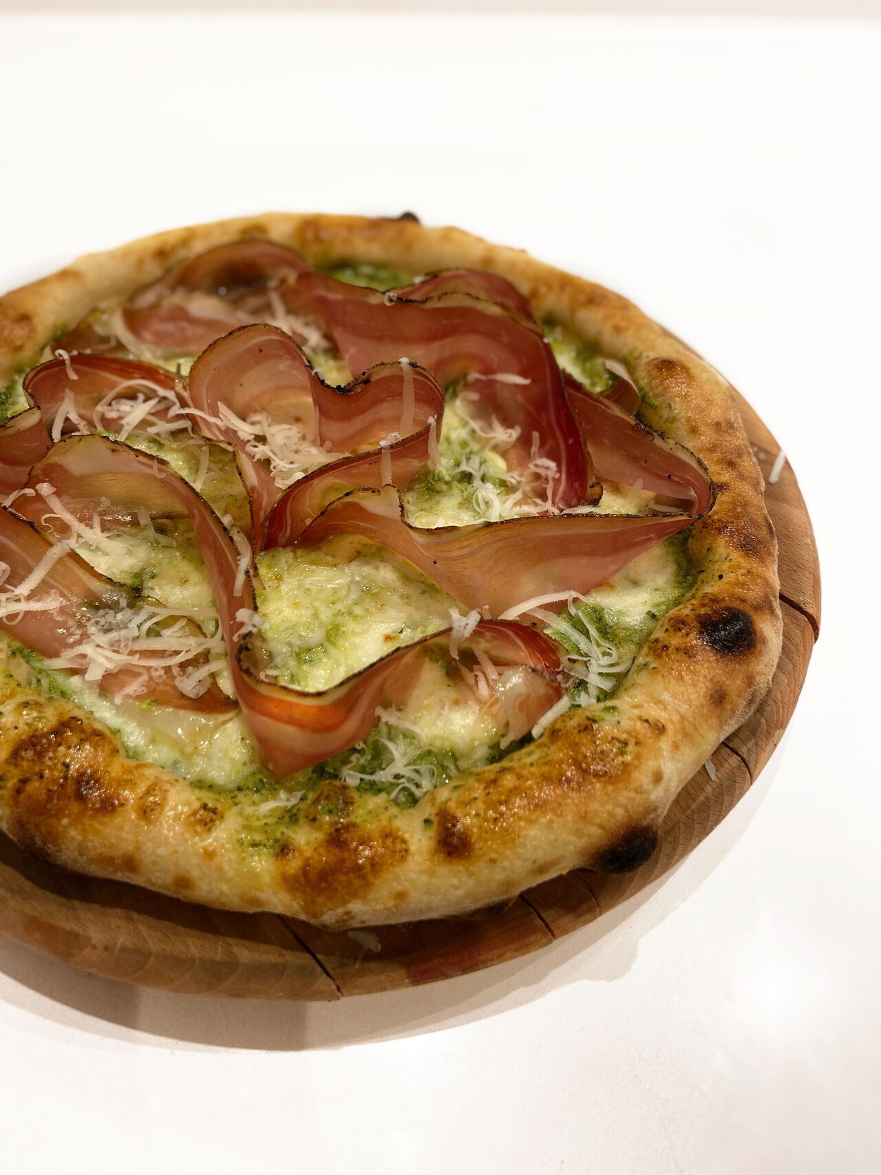 La VIA ROMA:
PIZZA STAGIONALE
- Fior di latte
- Vellutata di zucchine
- Pirano di Bufala
- Speck artigianale 