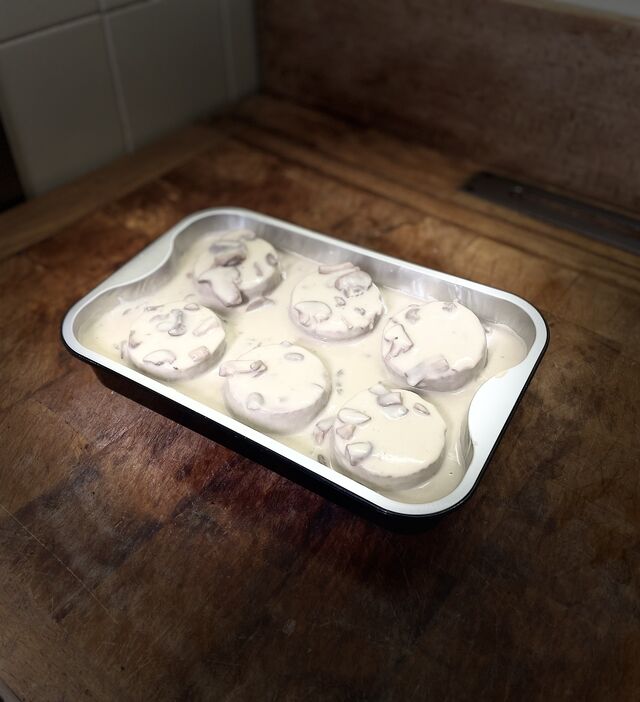 Gâteau de foie de volaille, sauce poulette