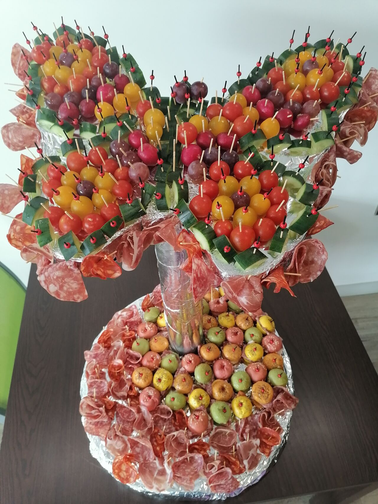 Arbre de crudités, charcuterie et club sandwich