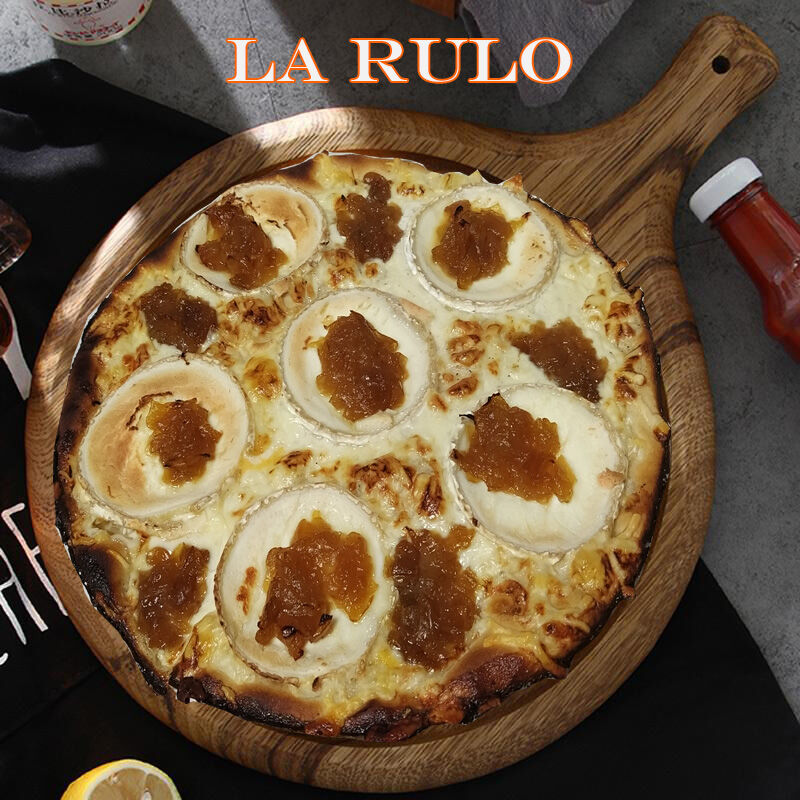 Salsa de Nata, Queso, Rulo de Cabra y Cebolla Caramelizada. 