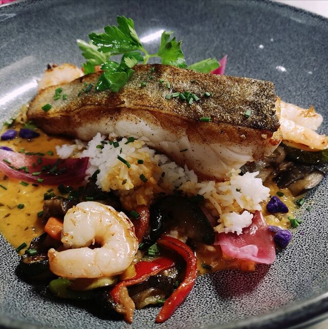 Dos de cabillaud sur la peau et crevettes curry coco, riz créole aux P'tits légumes 