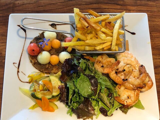 Salade repas, chaux froid de légumes et brochettes de Gambas poêlées