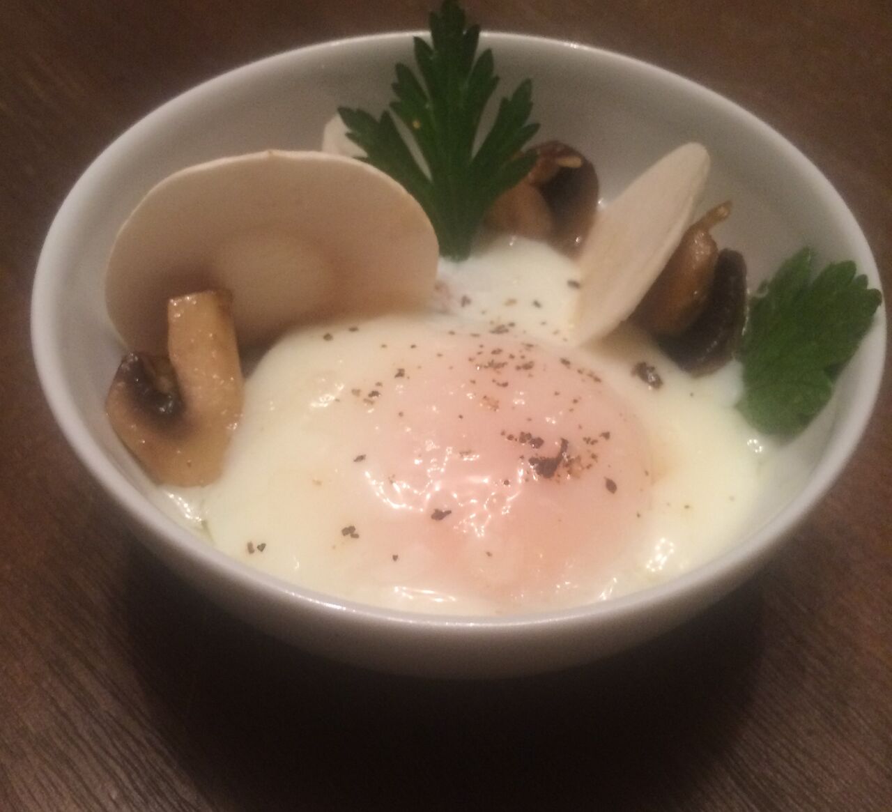 Oeuf parfait avec crème de champignon