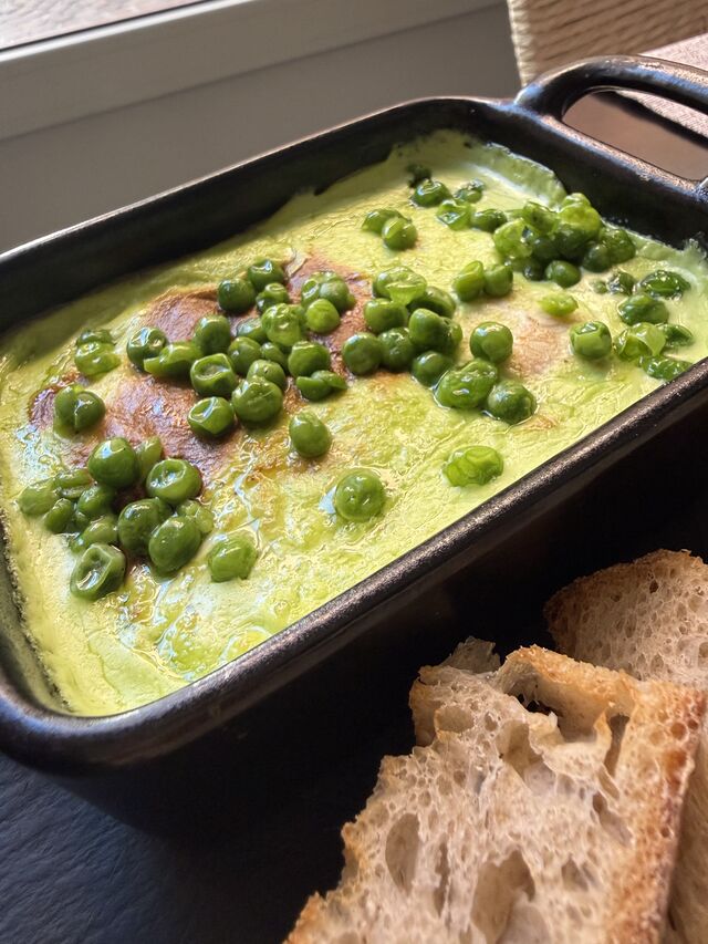 Uovo in cocotte con piselli 
