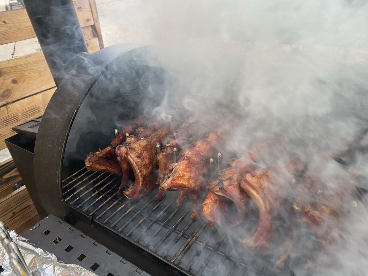 Spareribs bei der Zubereitung 