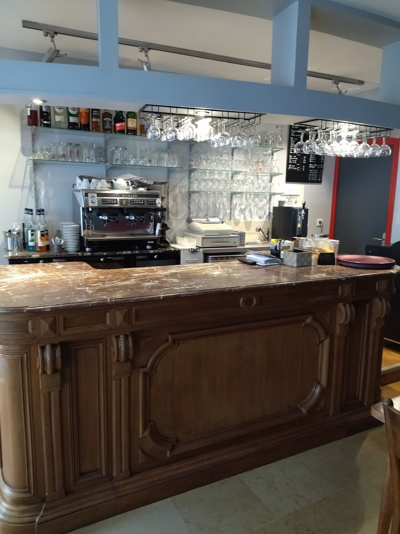 L'ancien comptoir du grand théâtre de Genève, datant de 1853
Maintenant solidement installé à Josnes.