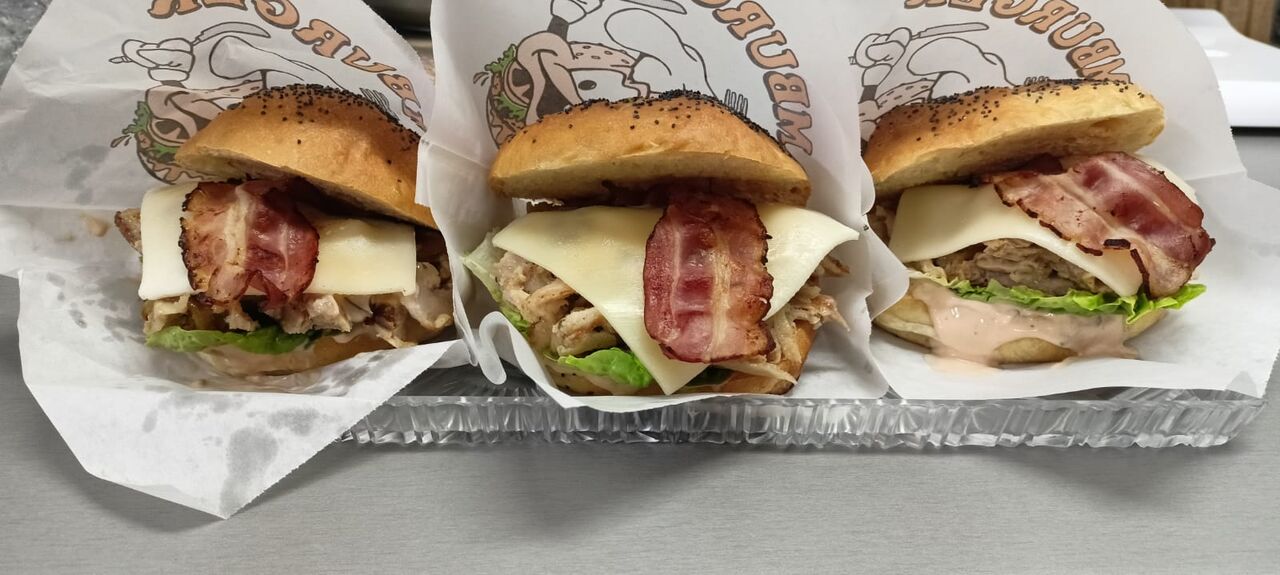 Domácí bulka s kuřecím kebabem 