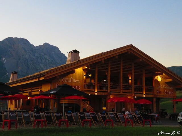 Repas en terrasse avec le coucher du soleil.