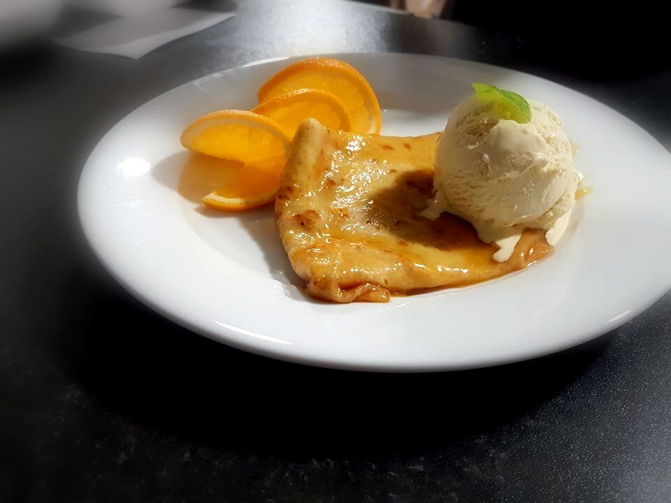  Crepes suzzette, jest to naleśnik na gorąco w sosie z karmelizowanego cukru, soku z pomarańczy i nutką brandy