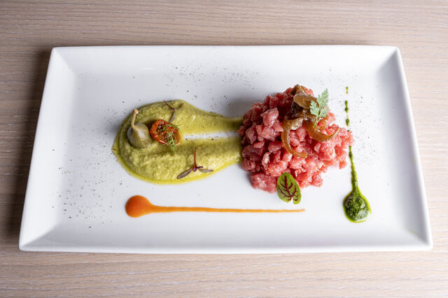 Tartare di Garronese (razza bovina), cipolla caramellata (cipolla rossa di Certaldo) e guacamole