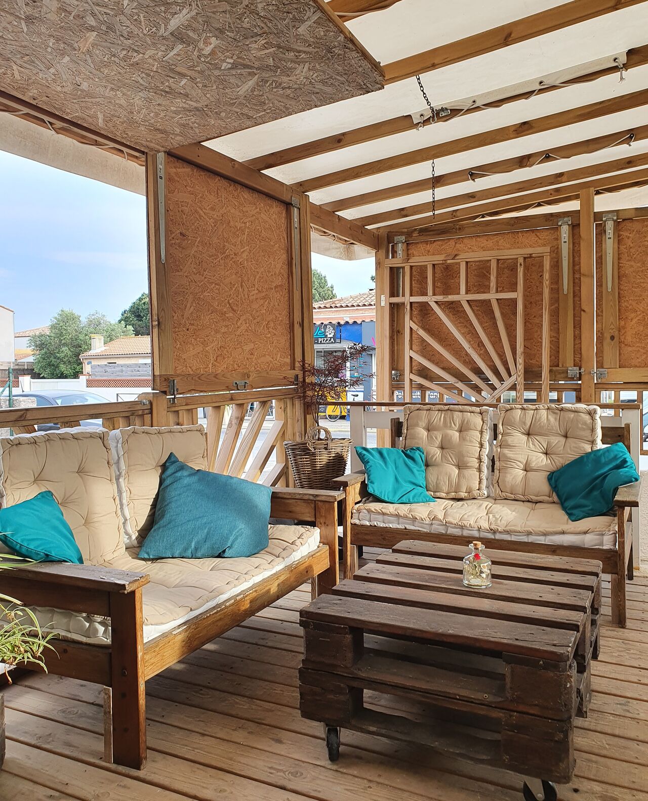 Un espace cosy vous attend sur la terrasse en bois 