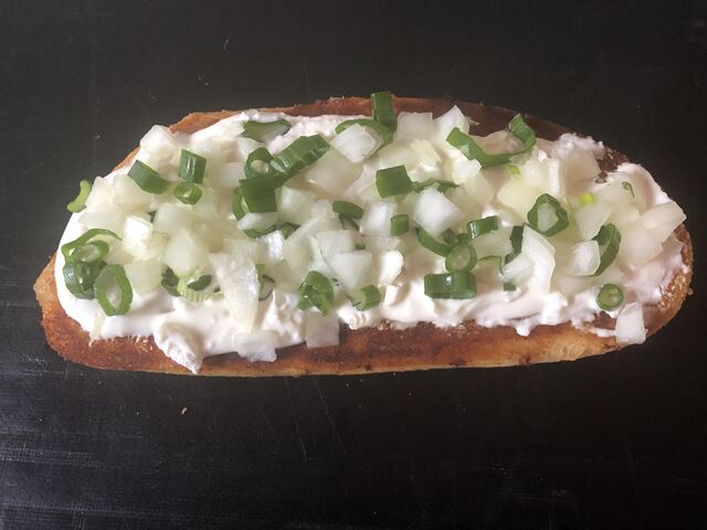 Mit Knoblauchcreme und Zwiebeln 