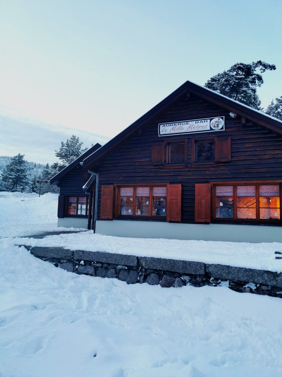 Le restaurant sous un beau manteau neigeux ...