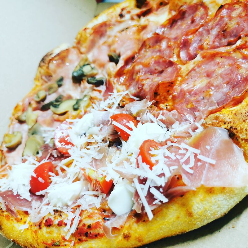 Pizza Quattro Stagioni (4 feluri de pizza)