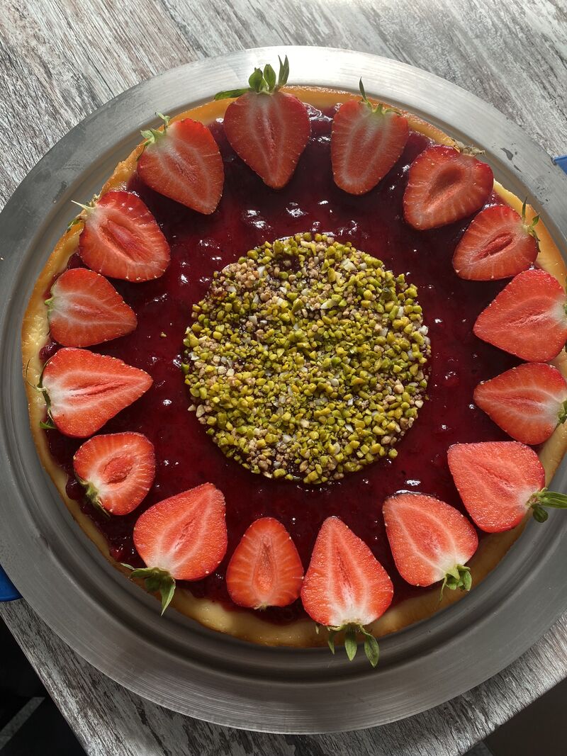 Käsekuchen mit Preiselbeeren, Pistazien, Krokant, Erdbeeren