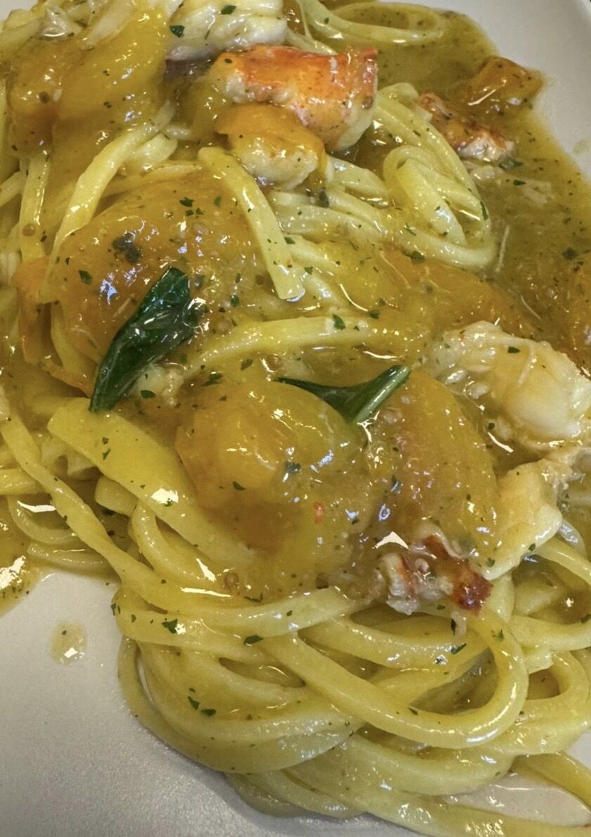Tagliolini con polpa d’astice e pomodorini gialli 