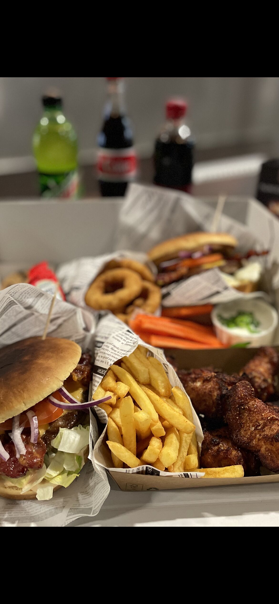 Unsere Burger-Box ab 2 Personen:
2x Burger nach Wahl, Portion Pommes, Onion Rings, Chicken Wings, Mozza-Sticks und Popcorn!