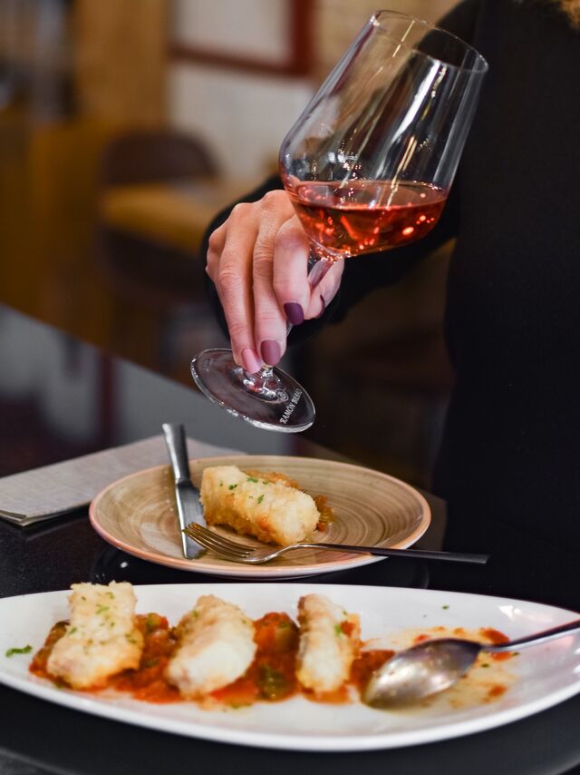 Bacalao a la romana con pisto casero