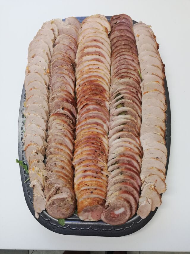 Obložená mísa z pečených rolád