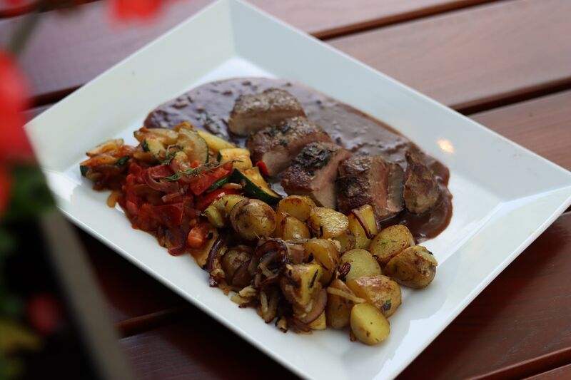Lammrückenfilet auf Rotweinsauce mit Zucchinigemüse und Zwiebelkartoffel