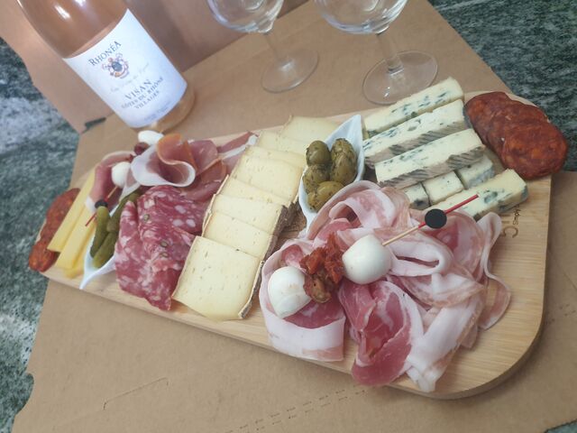 Plance de charcuteries pour 2 personnes 15€
SUR PLACE