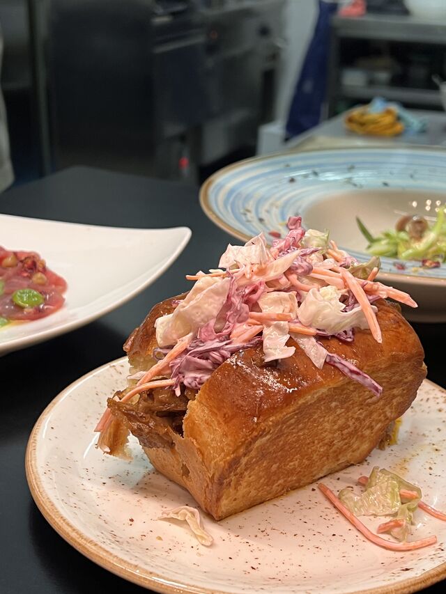 Panbrioche con pulled pork e coleslaw