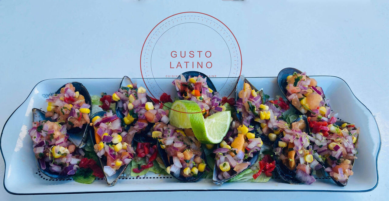 CHORITO A LA CHALACA
(Moules farcies aux oignons, jus de citron vert, tomate, maïs, gingembre)