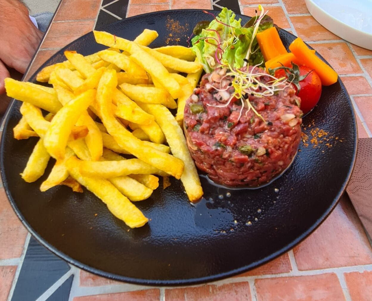 Tartare de boeuf au couteau, frites maison et salade