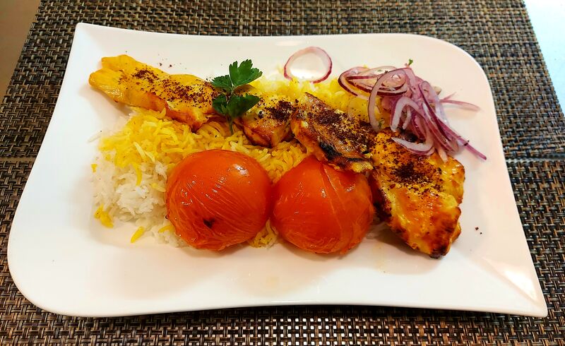 Djoojeh Kabab
In Spezialmarinade & Safran eingelegtes Hähnchenbrustfilet, zart am Spieß gegrillt, dazu Basmati-Safranreis