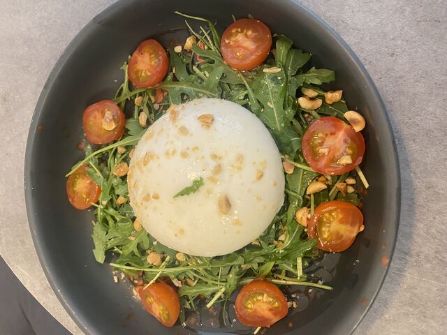 Burrata con praline de avellanas