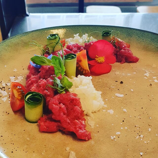 Tatar z polędwicy wołowej/ogórek kompresowany/oliwa lubczykowa/cherry