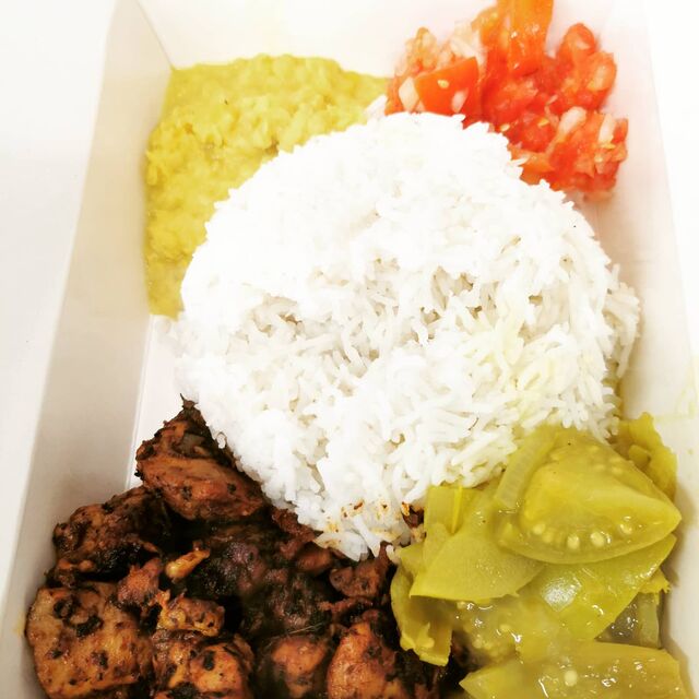 Rice and curry lentilles corail, sambol de tomates ,riz parfumé, black chicken curry, curry blanc de tomate vert du jardin.