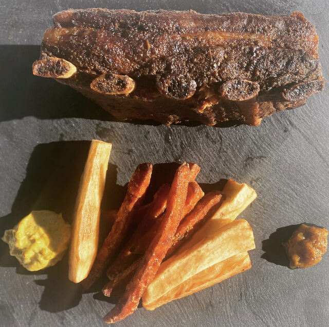 Travers de porc marinés et fumés avec des frites de manioc et patate douce