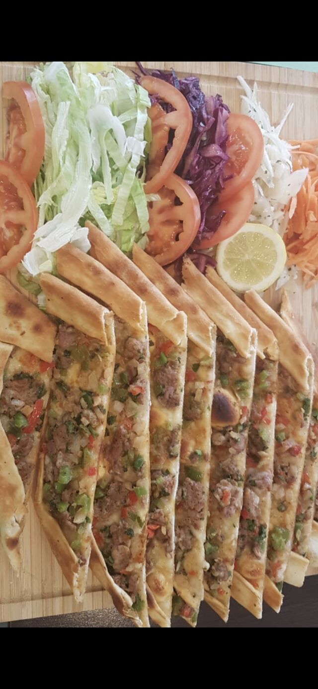 Pide Etli (agneau, poivron, oignon, persil)