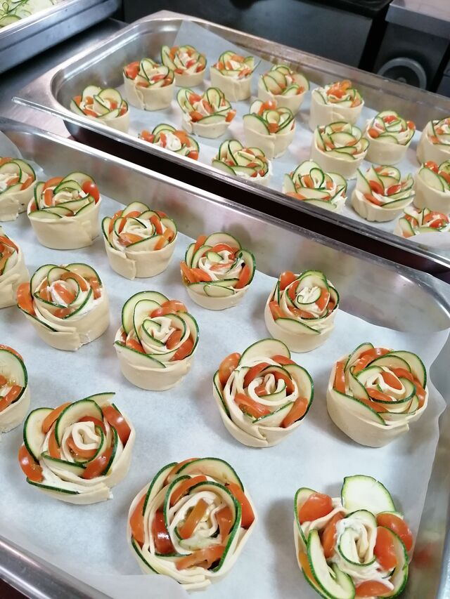 Plats du jour fait maison !Nous pouvons aussi faire des plats sur demande pour vos repas de famille ou événements ! 