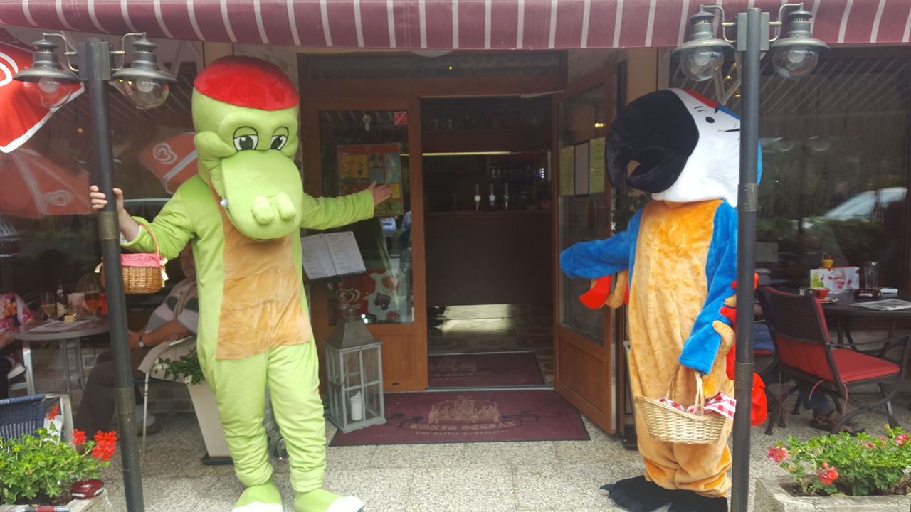 Maskottchen König Dino und Papagei Stefan 