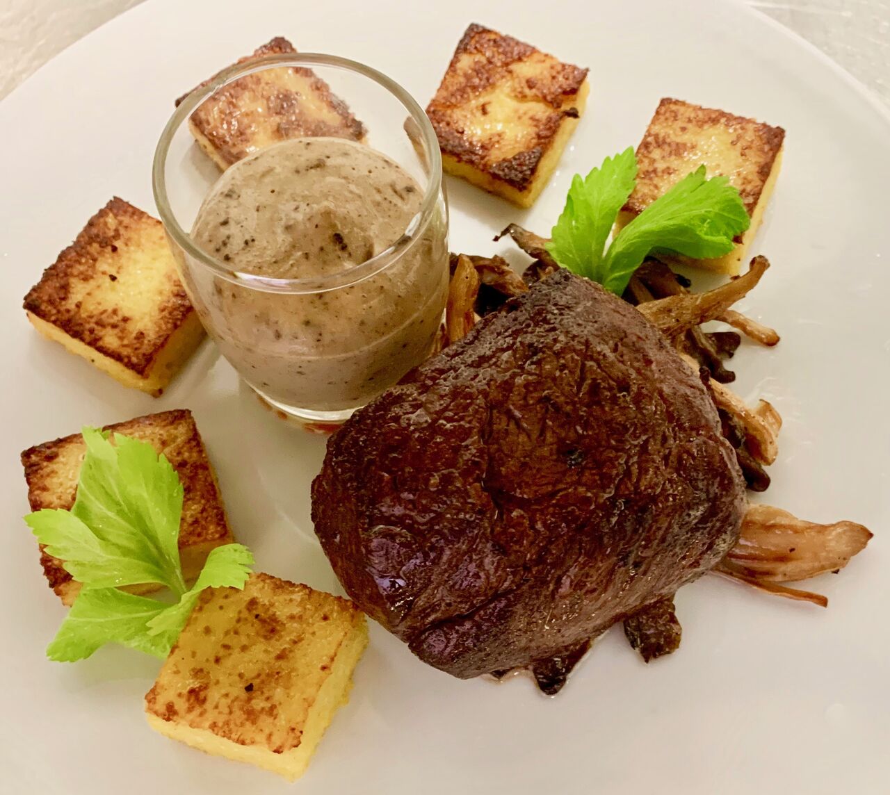 Persillé d'Angus accompagné de ses dés de polenta rôtis et sa mousseline d'ail noir