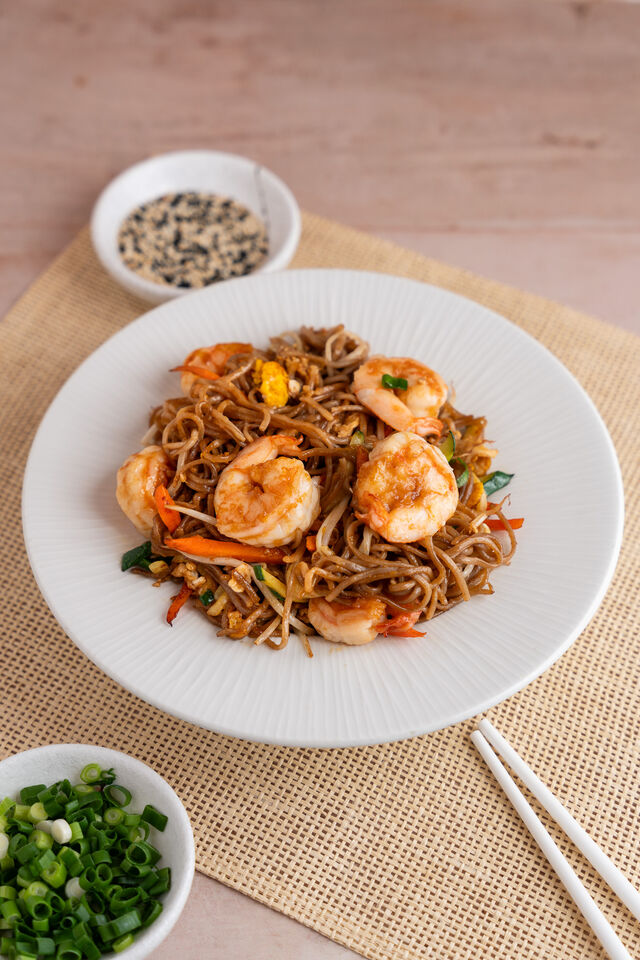 Spaghetti di Riso con Gamberi e Verdure