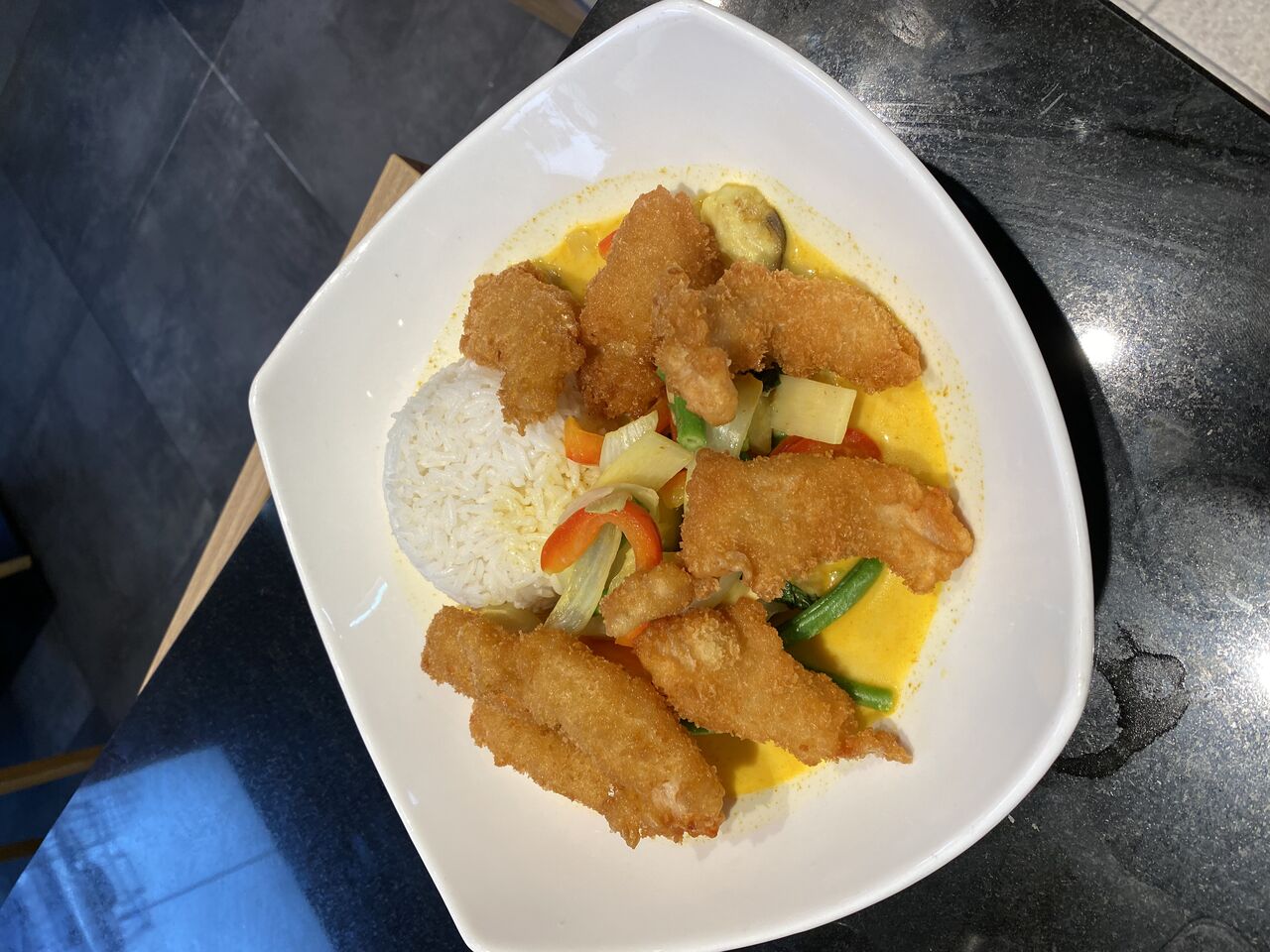 Mango Soße mit frischen Gemüse und panierten Hühnerfleisch
